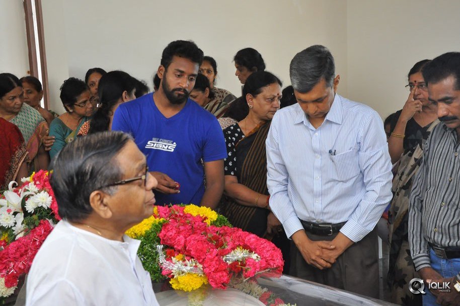 Celebs-Pay-Condolences-to-C-Narayana-Reddy